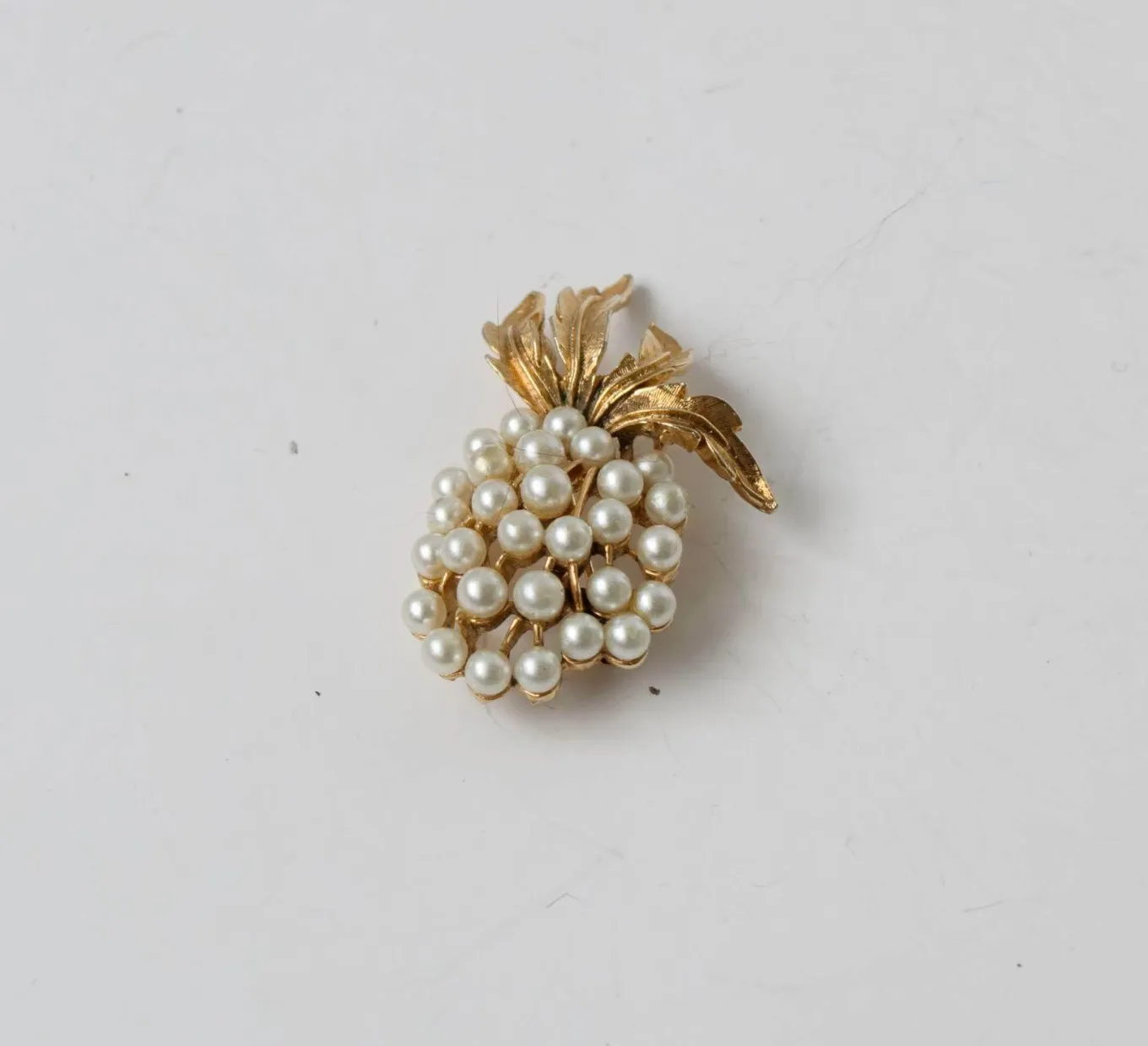 Art Pearls Pineapple Brooch - A Vintage Whimsical Jewelry Charm from the Mid-Century