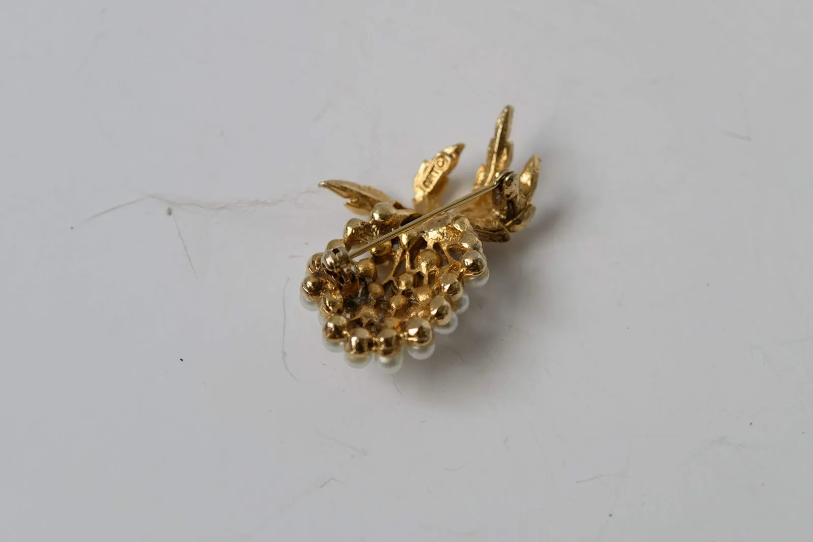 Art Pearls Pineapple Brooch - A Vintage Whimsical Jewelry Charm from the Mid-Century